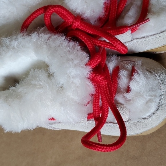 Baby Gap Apre Bootie faux fur red laces 3 -6 month - Picture 4 of 6
